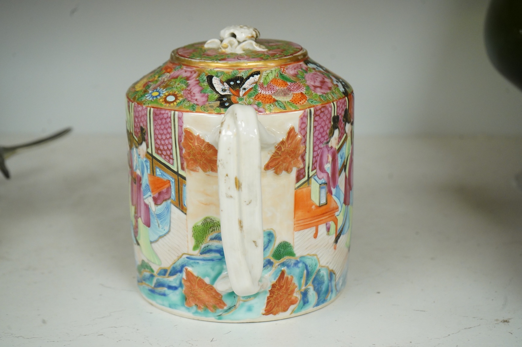 A Chinese famille rose teapot and cover, c.1830, 15cm